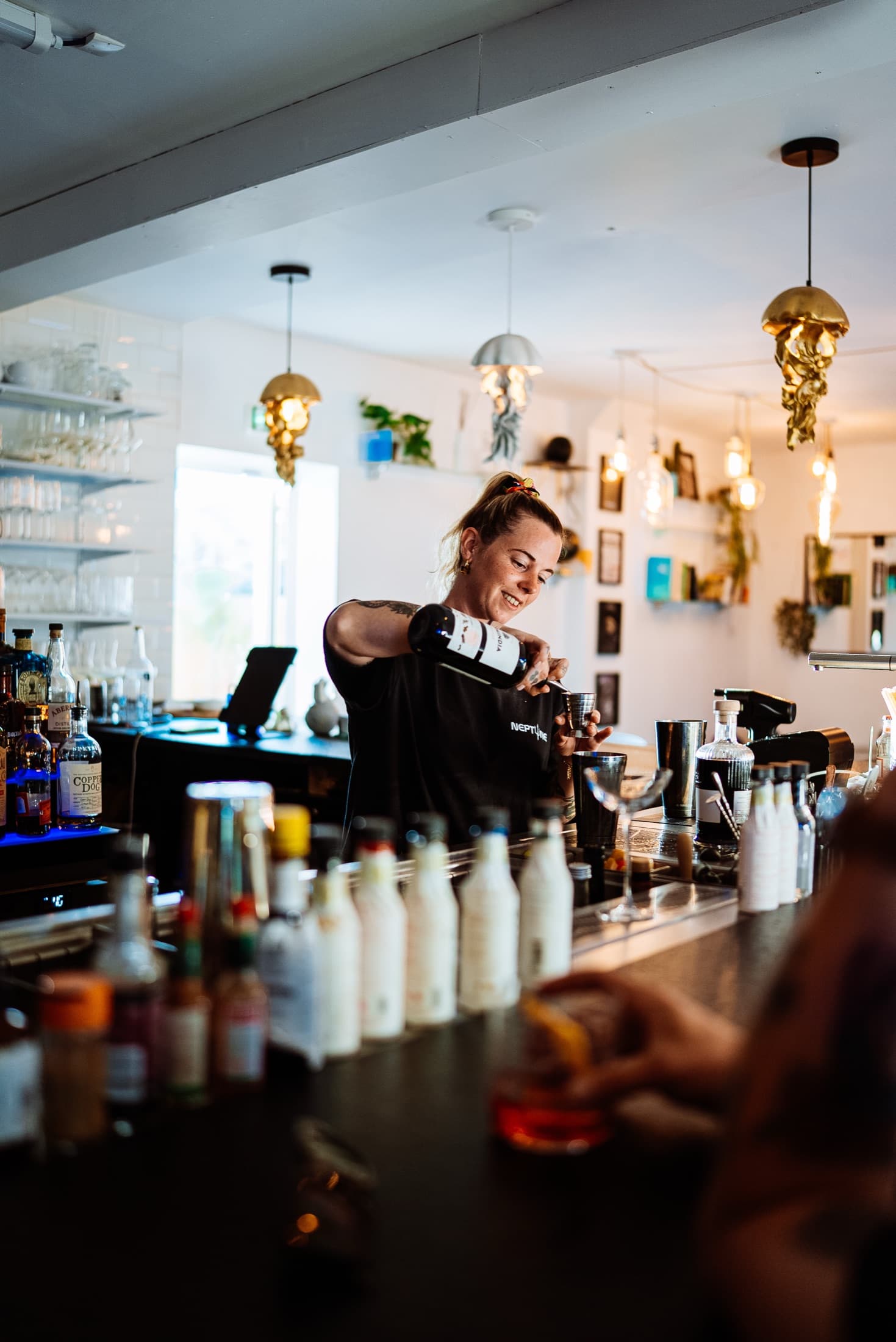 Aurélie, cofondatrice du restaurant Neptune à Biscarrosse plage, au bar