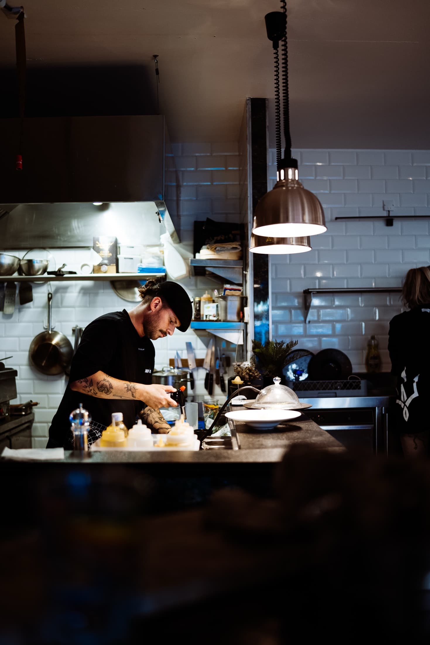 Le cuisinier en action au restaurant Neptune à Biscarrosse plage